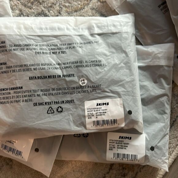 NWT SKIMS fits everybody short sleeve - Picture 4 of 5